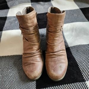 Baretraps Womans light brown suede booites